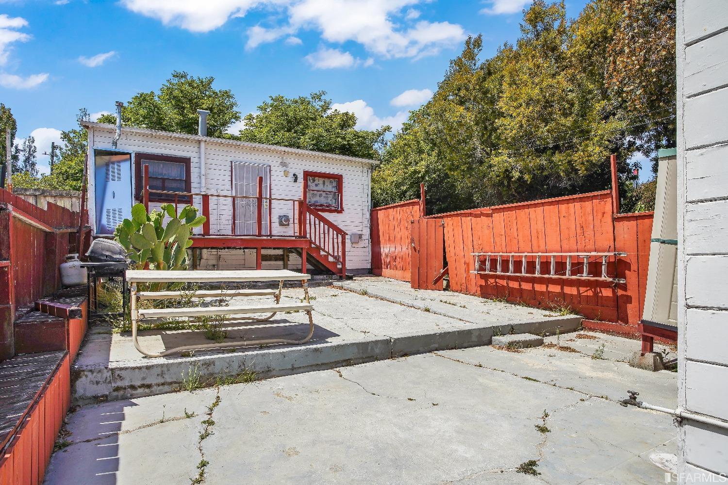 1215 Jamestown Avenue