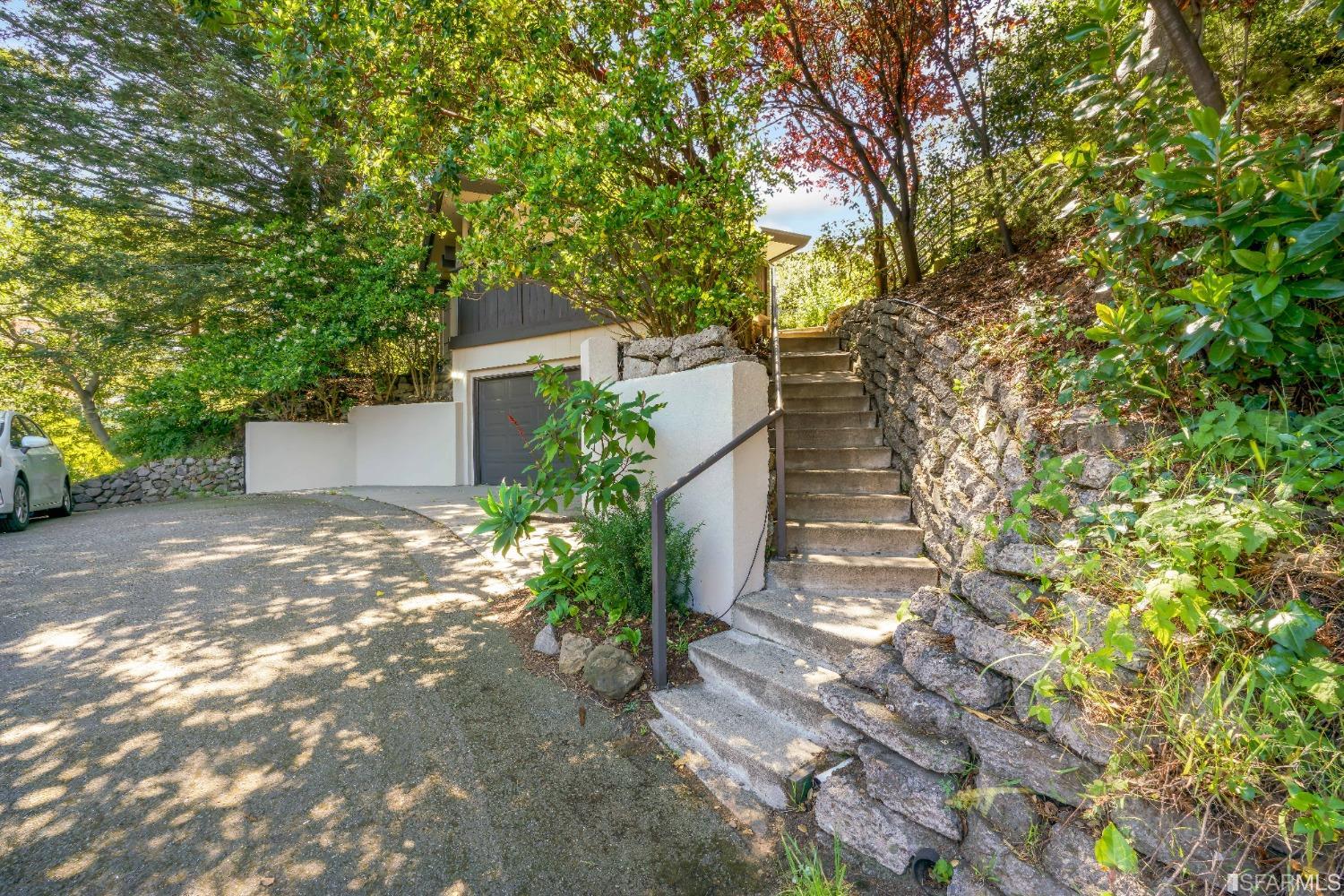 1350 Grand View Drive