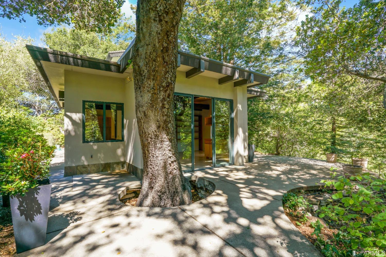 1350 Grand View Drive