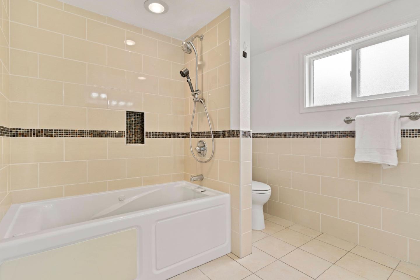 429 Hemlock AVE