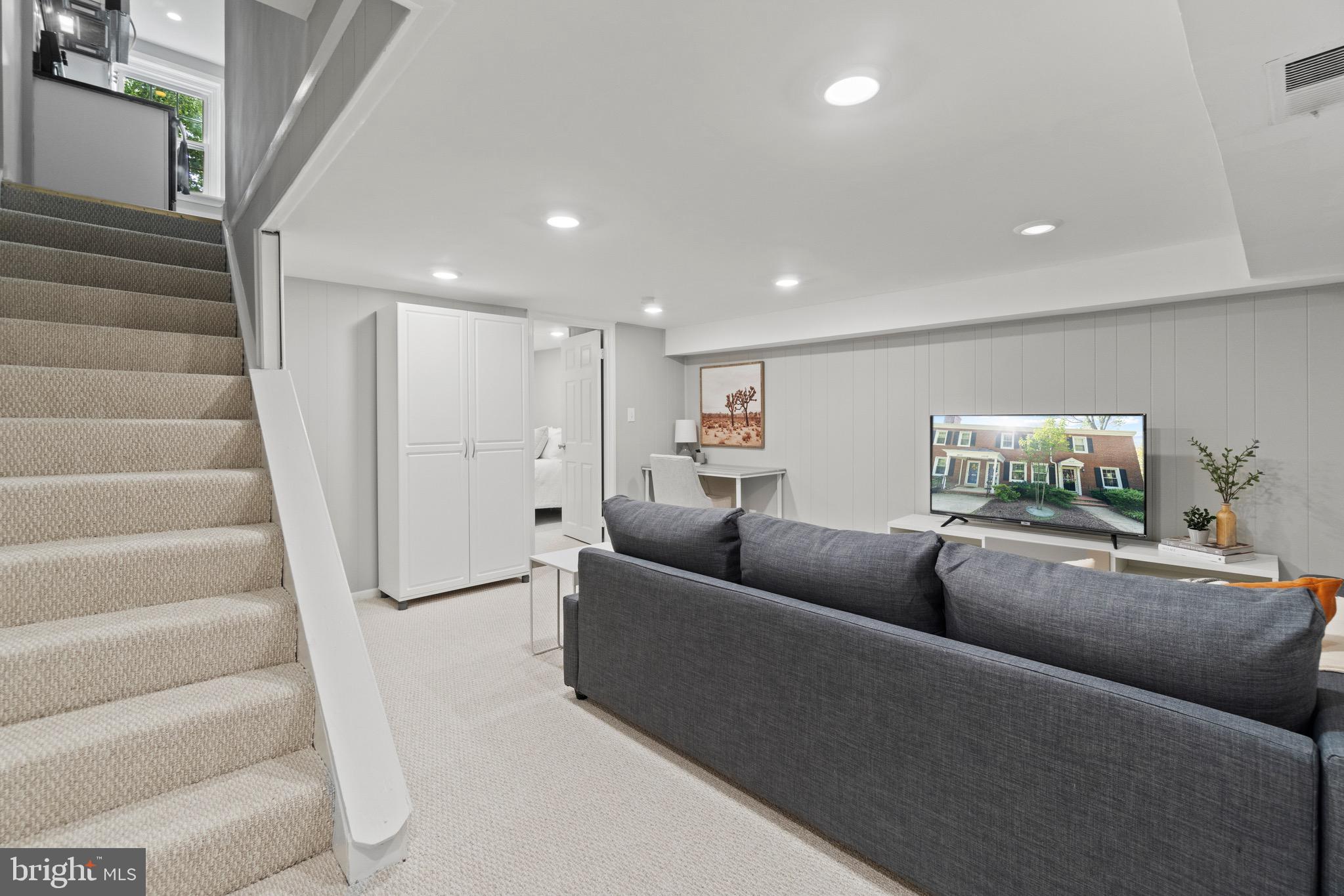 2807 S Abingdon St #B