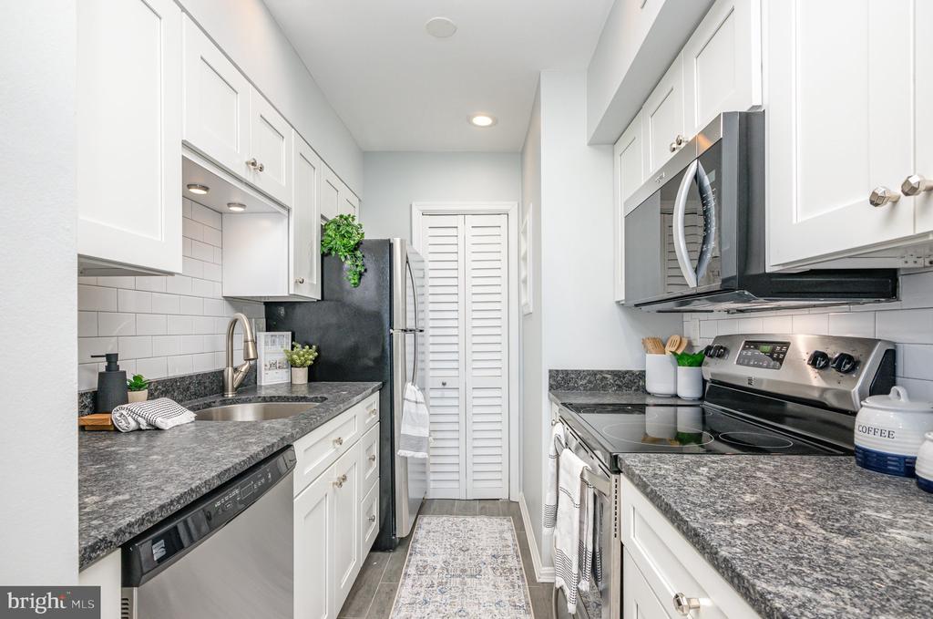 5900-G Surrey Hill Pl #695