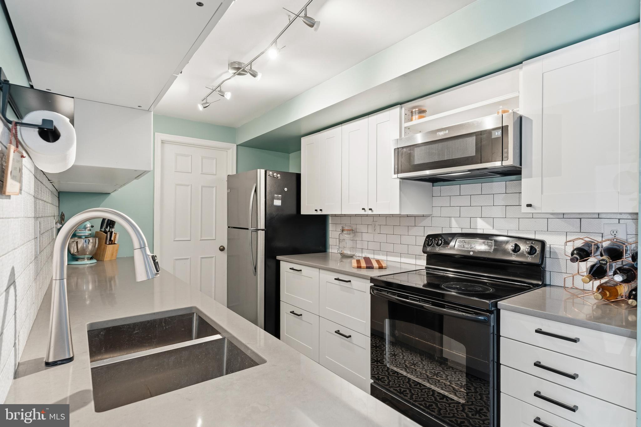 6060 ESSEX HOUSE SQUARE B