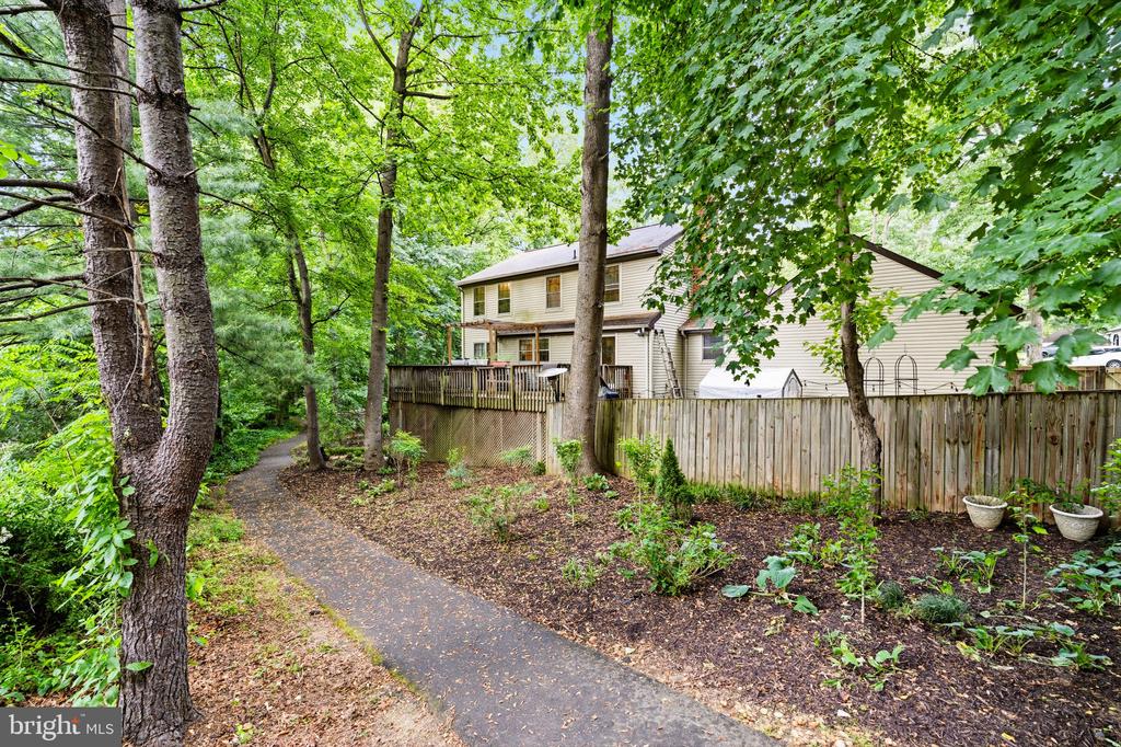 5839 NEW ENGLAND WOODS DRIVE