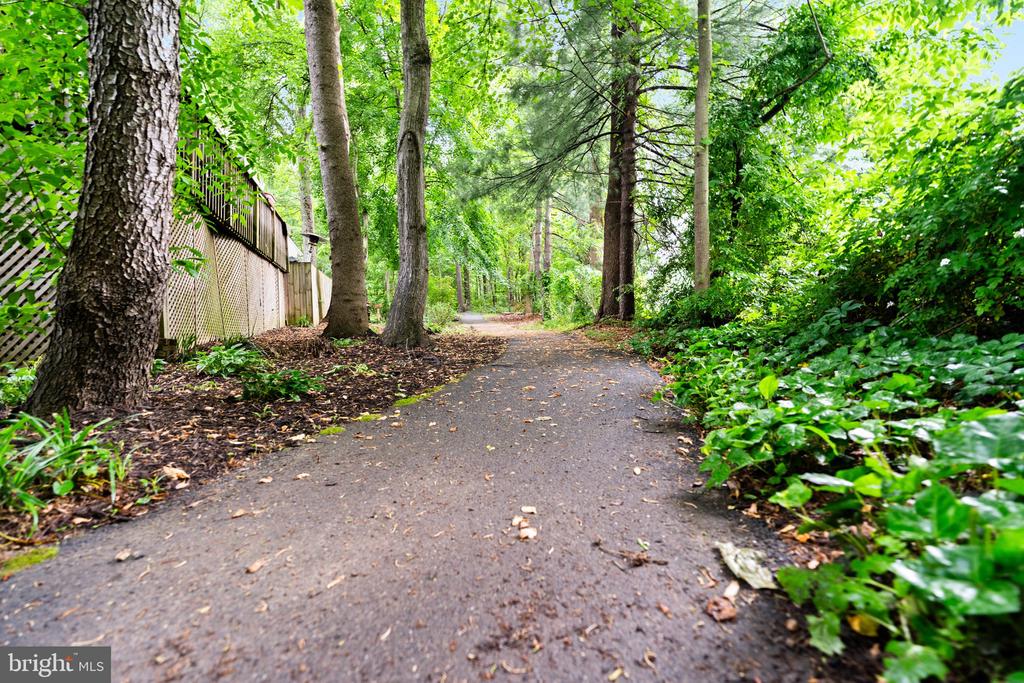 5839 NEW ENGLAND WOODS DRIVE