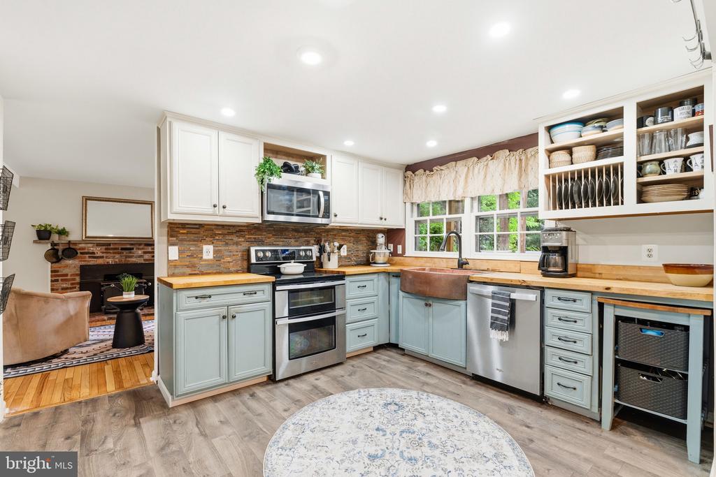 5839 NEW ENGLAND WOODS DRIVE