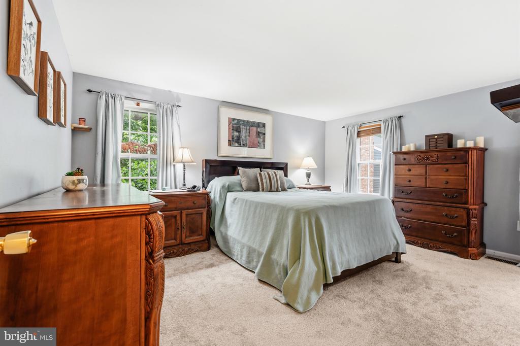 5839 NEW ENGLAND WOODS DRIVE