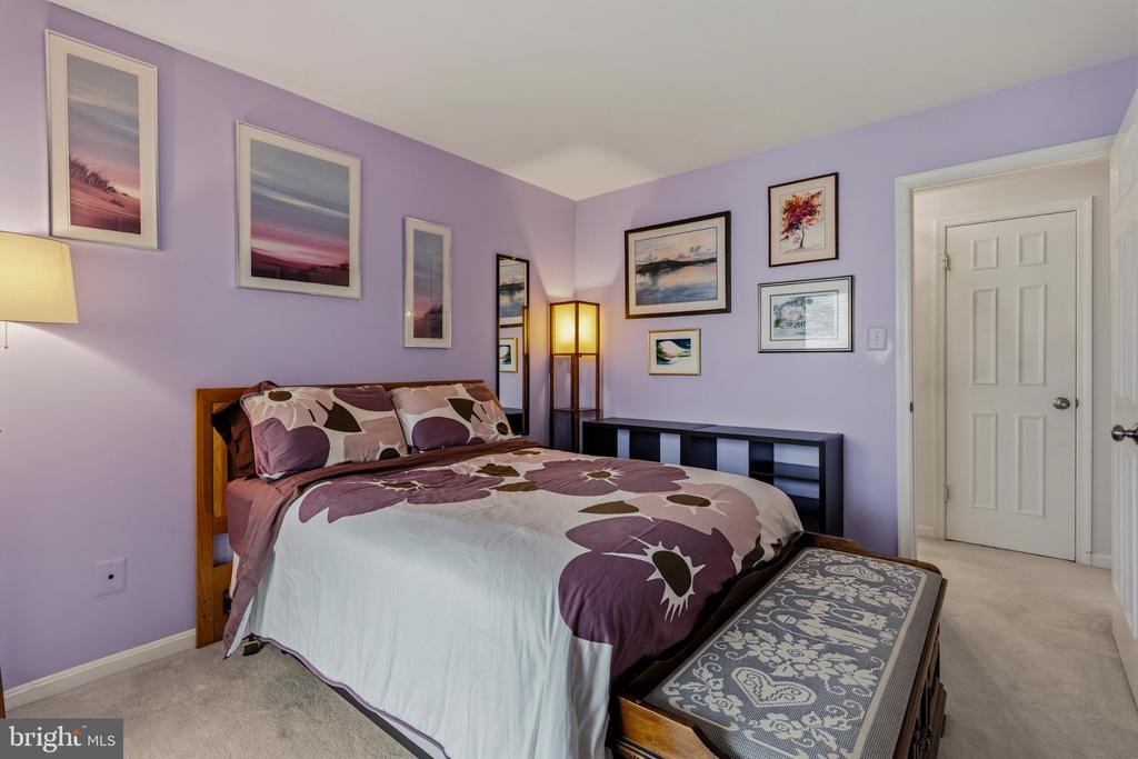 6043 ESSEX HOUSE SQUARE Unit: B