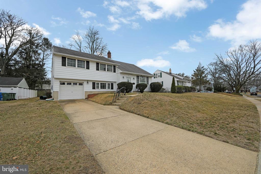 303 N Woodstock Dr