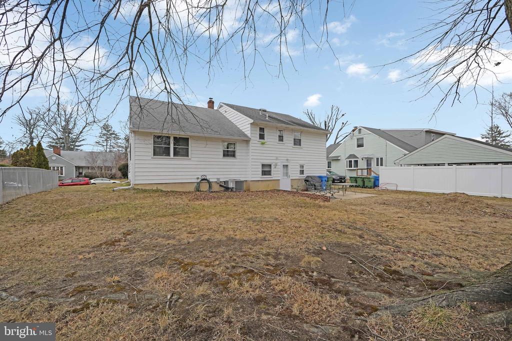 303 N Woodstock Dr