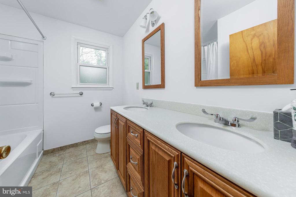 1113 W VALLEYBROOK ROAD