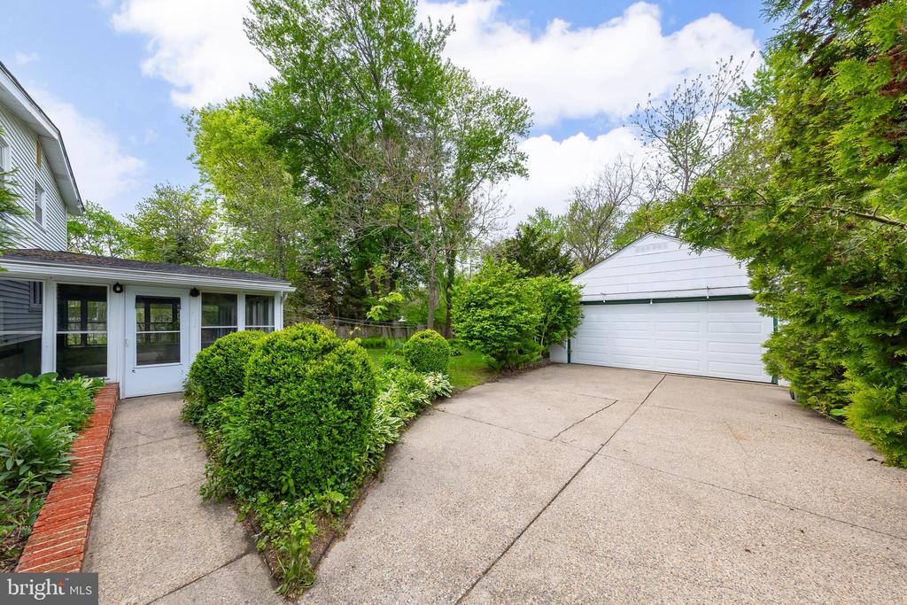 1113 W VALLEYBROOK ROAD