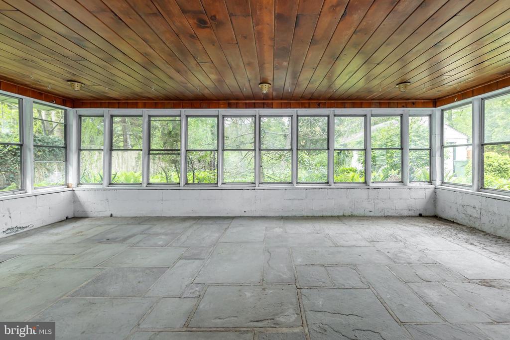 1113 W VALLEYBROOK ROAD