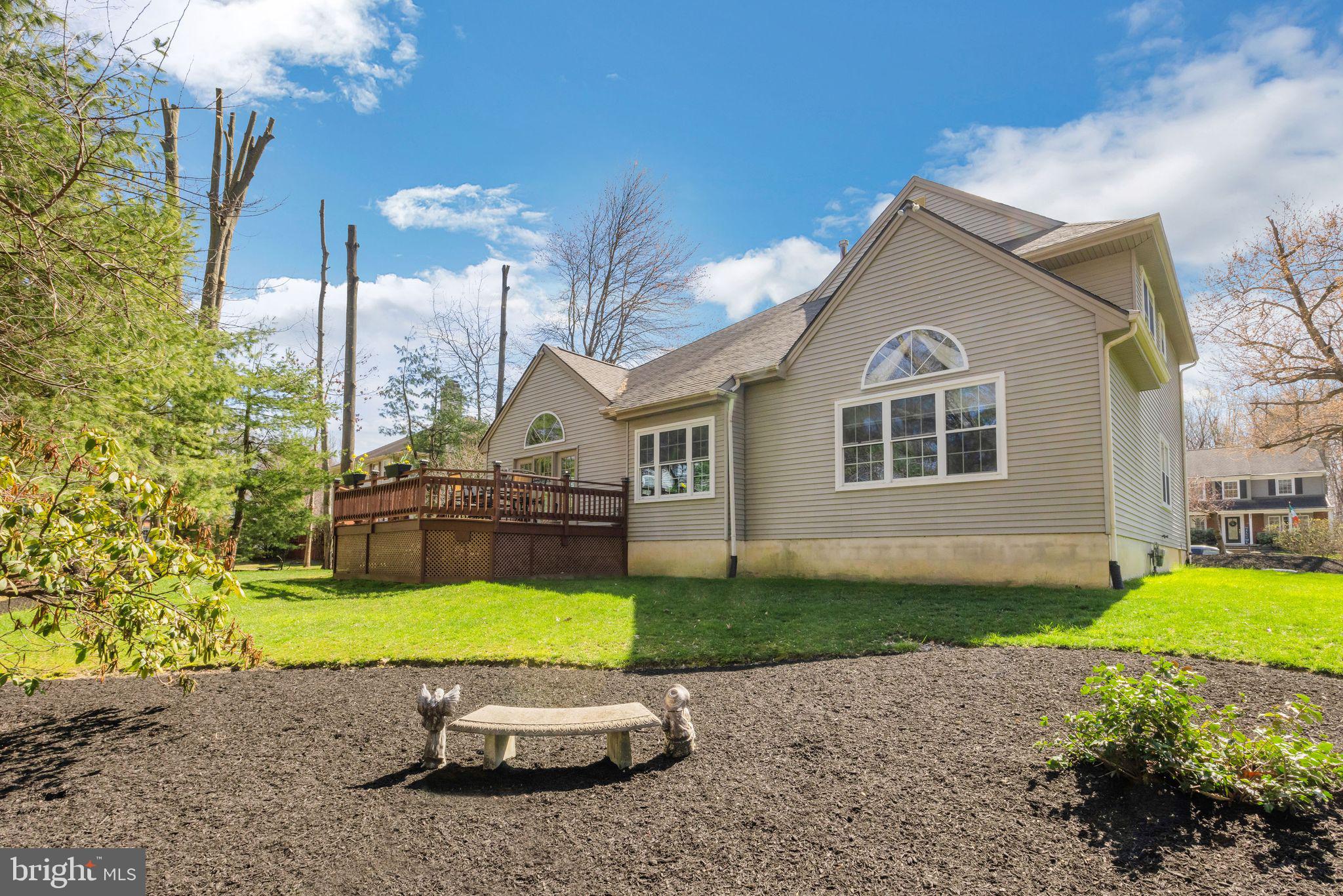 33 RAVENSWOOD WAY
