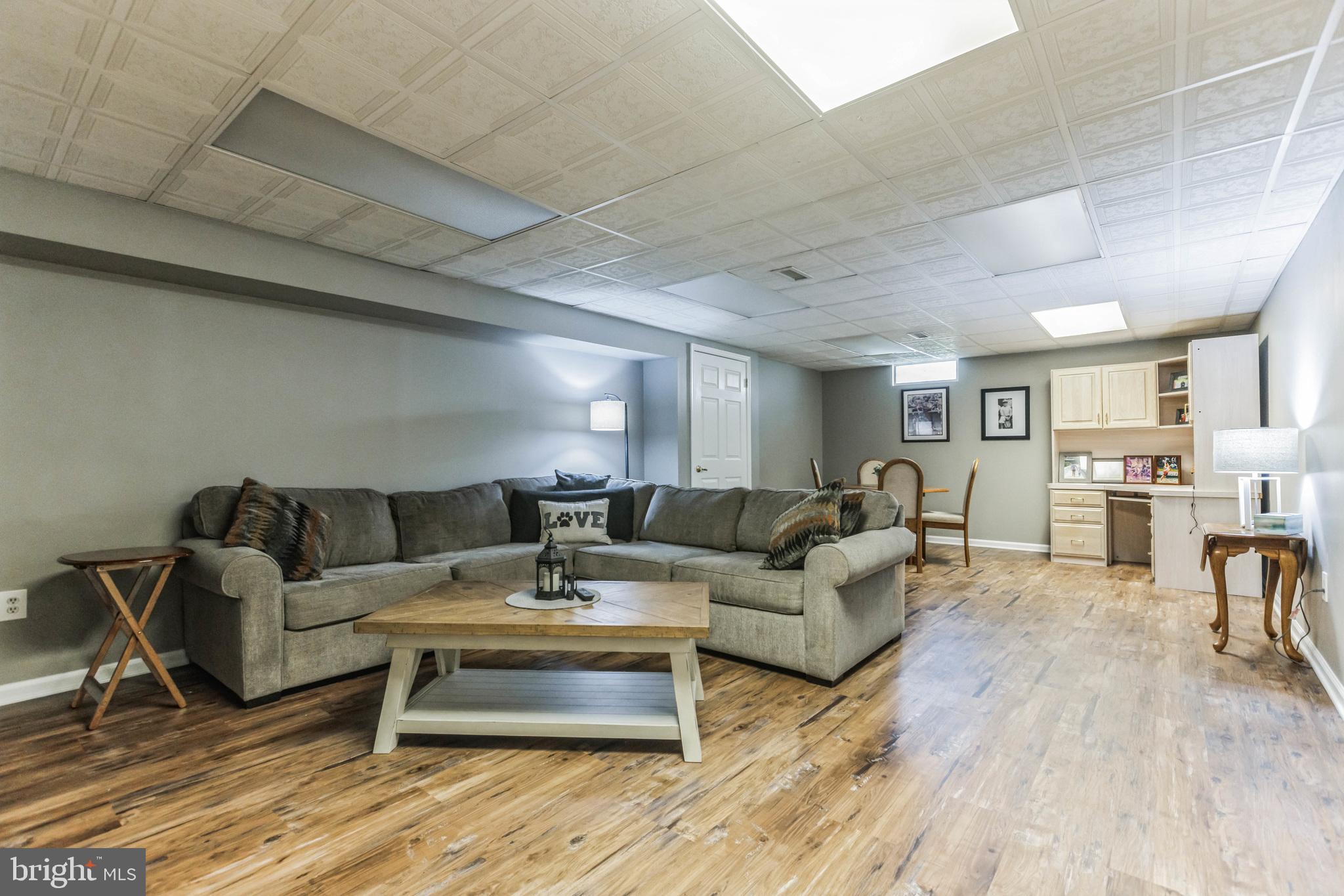 33 RAVENSWOOD WAY