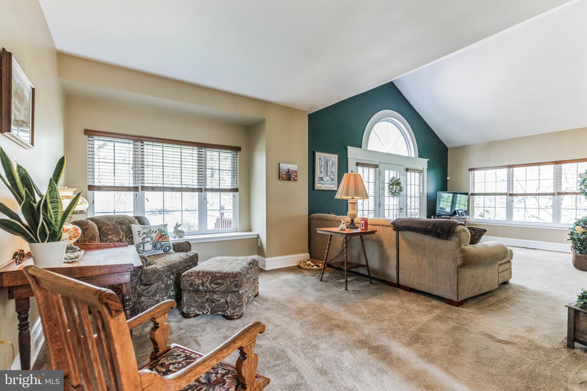 33 RAVENSWOOD WAY