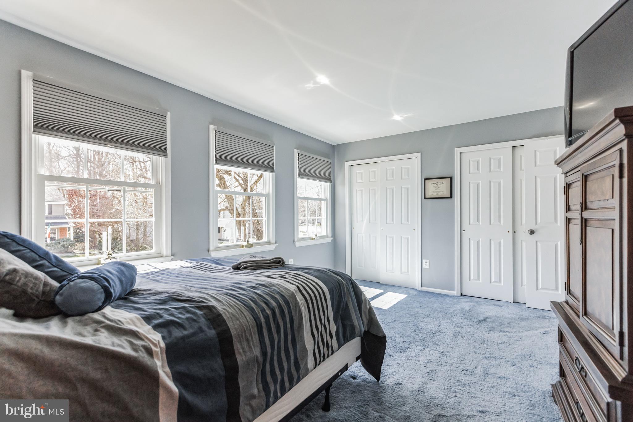33 RAVENSWOOD WAY