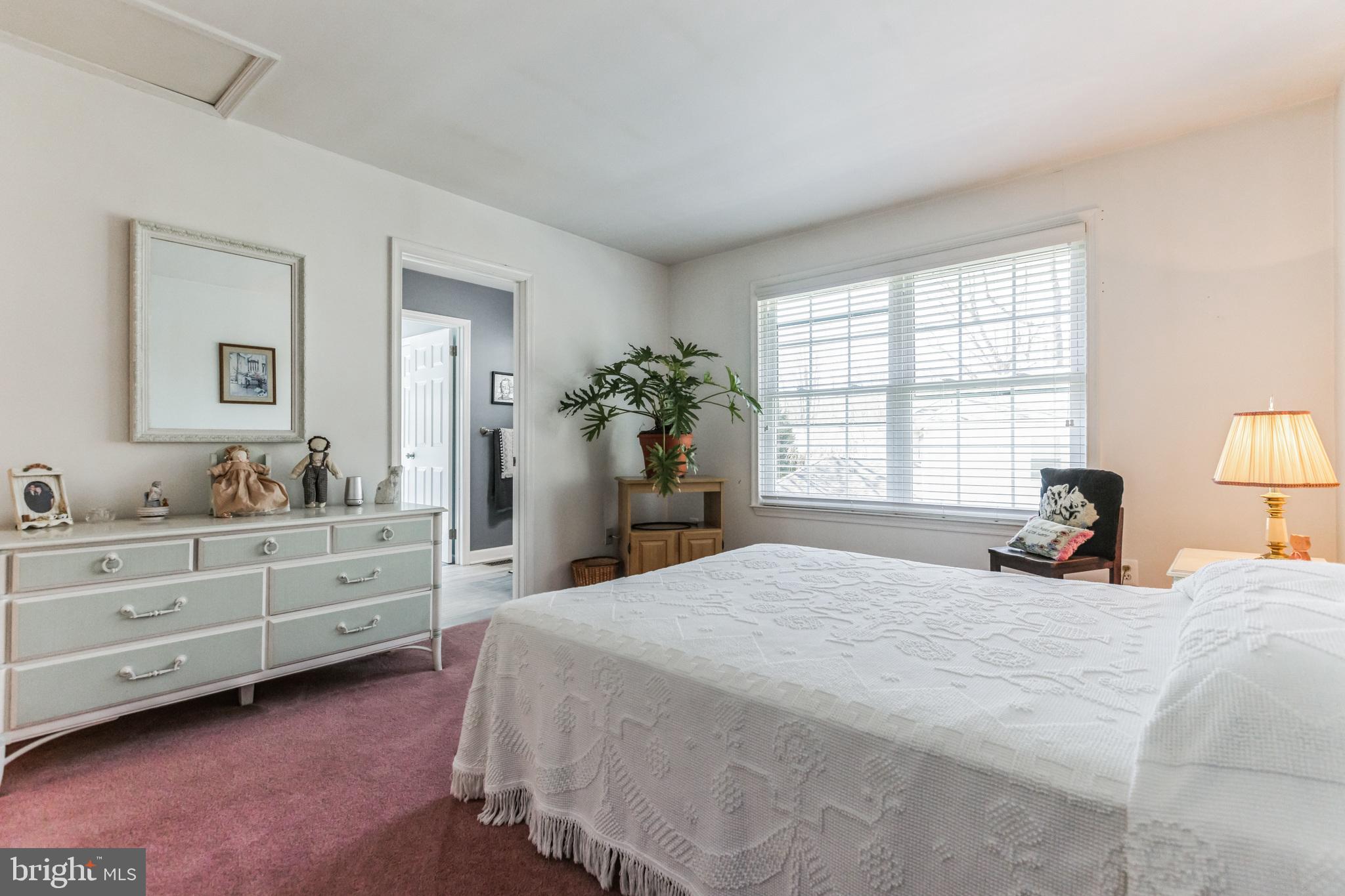 33 RAVENSWOOD WAY
