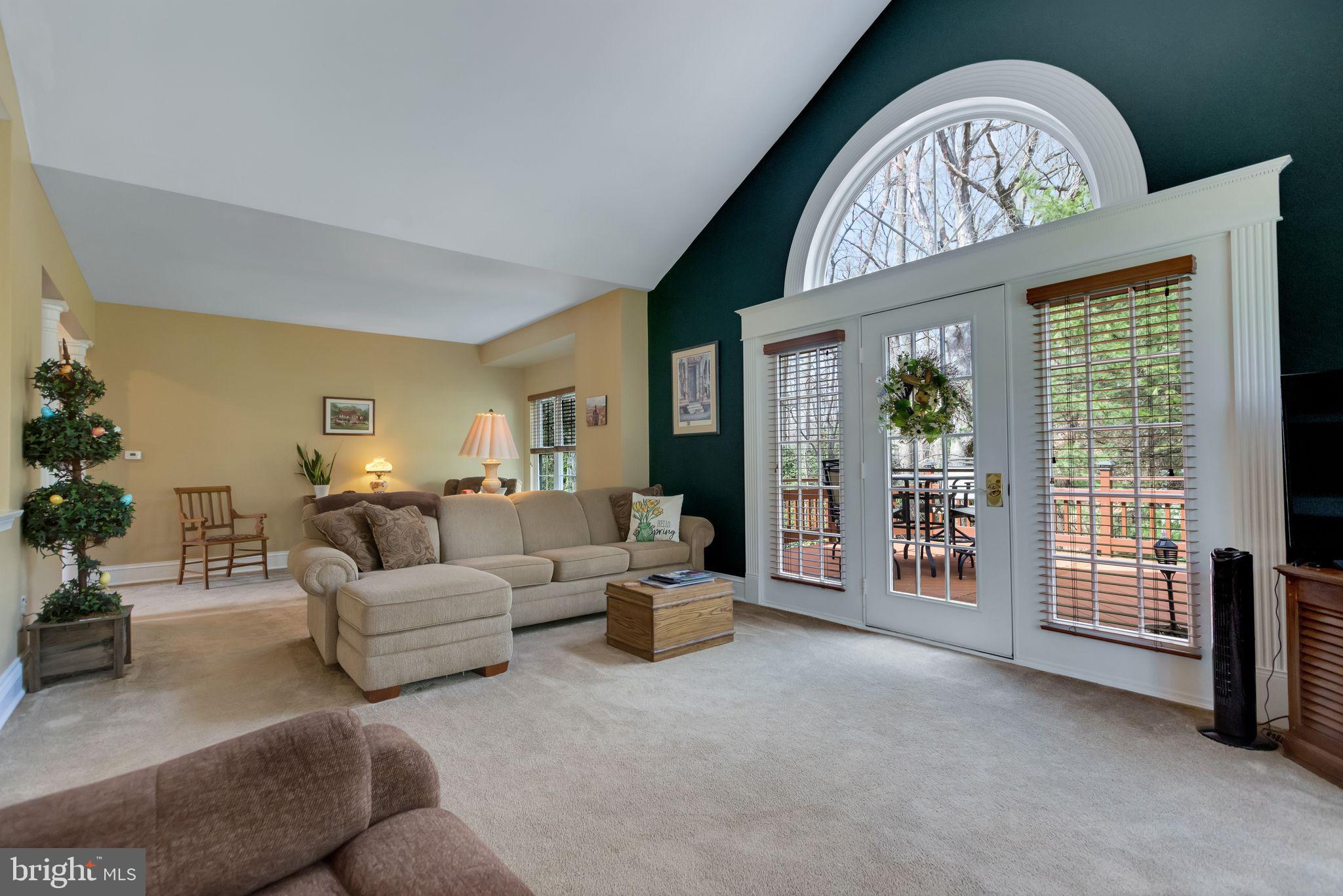 33 RAVENSWOOD WAY
