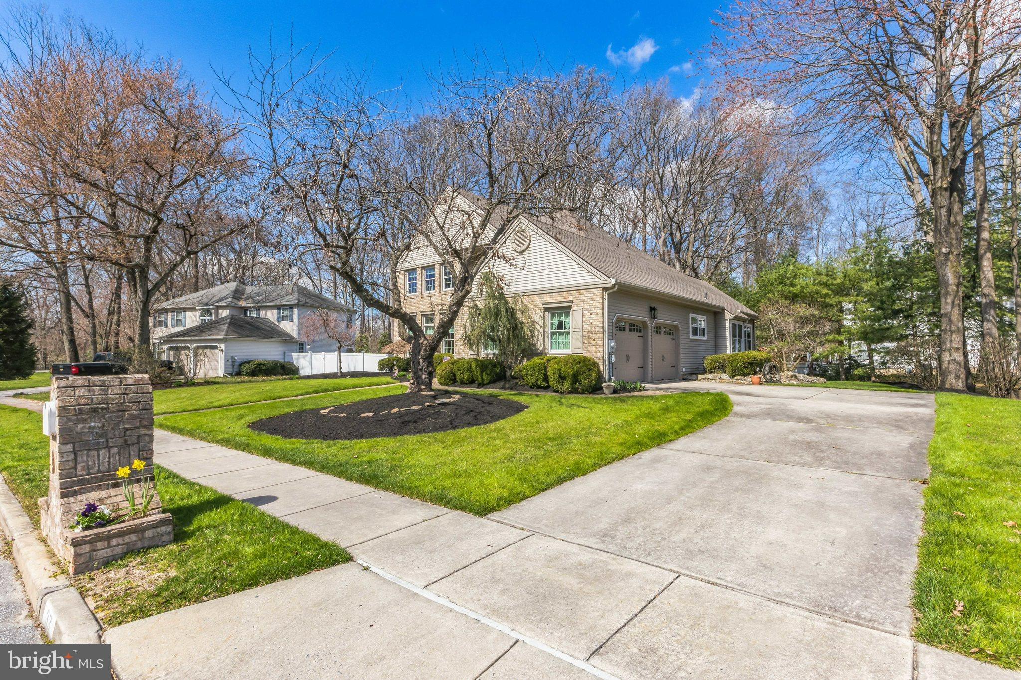 33 RAVENSWOOD WAY
