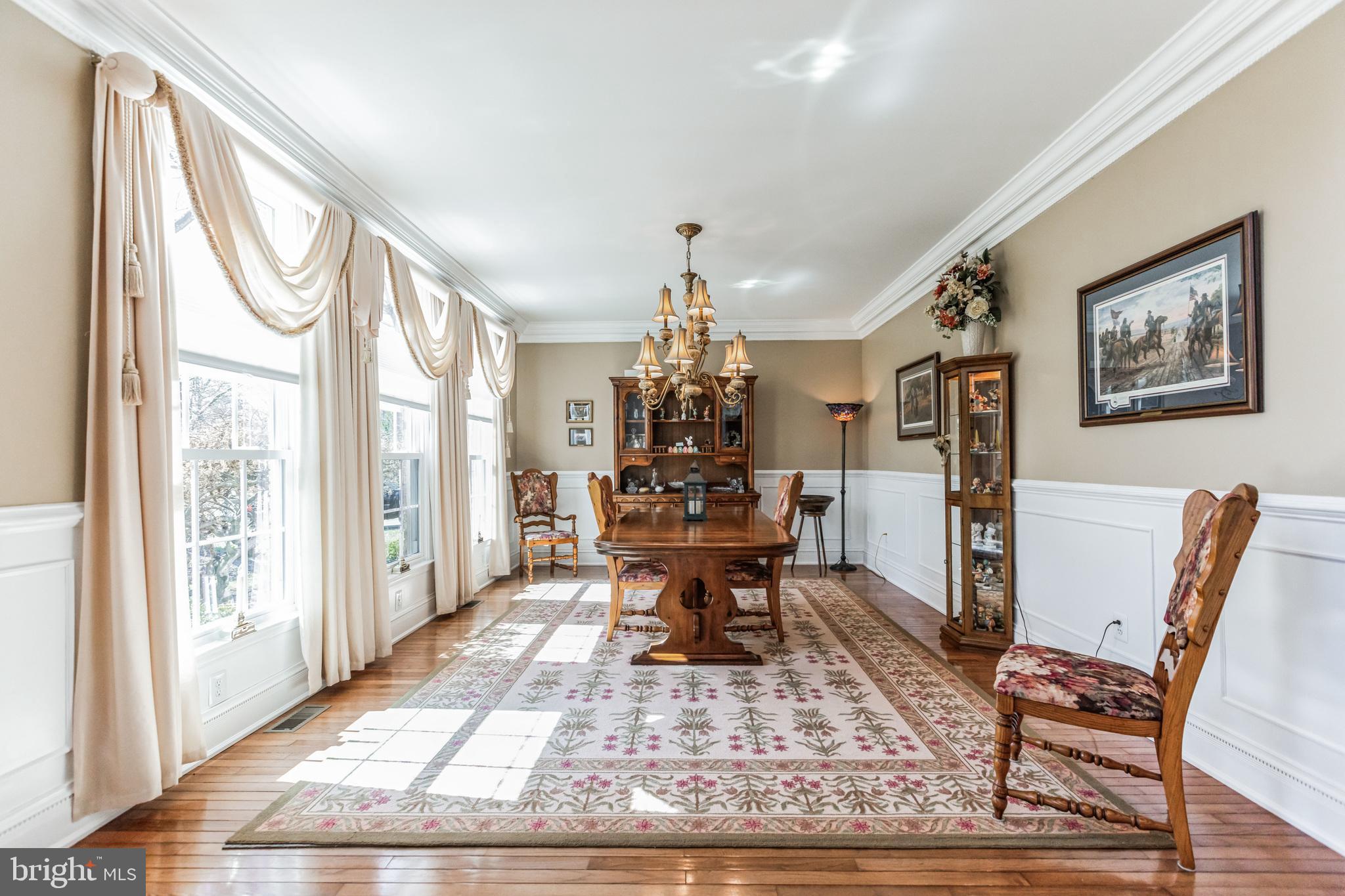 33 RAVENSWOOD WAY