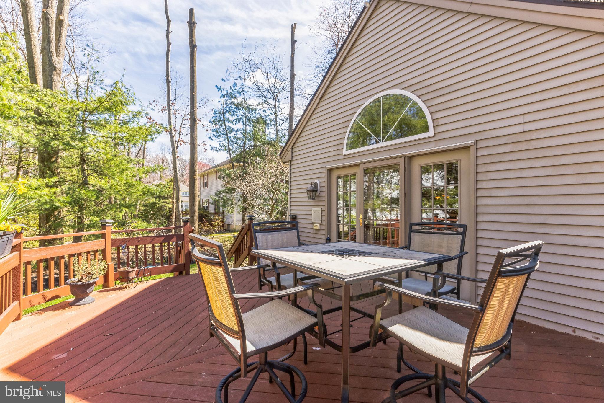 33 RAVENSWOOD WAY