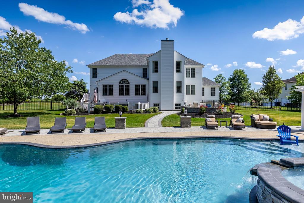 15 Valley Ln