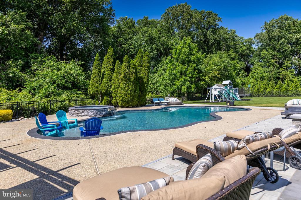 15 Valley Ln