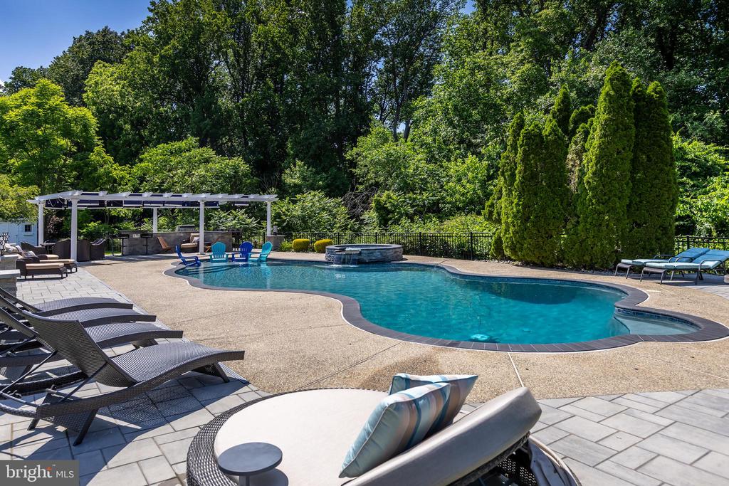 15 Valley Ln