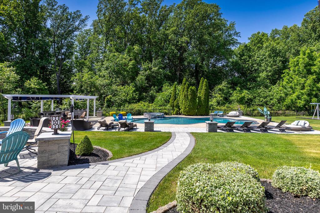 15 Valley Ln