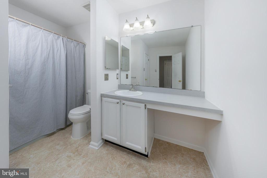 423 Amesbury Pl