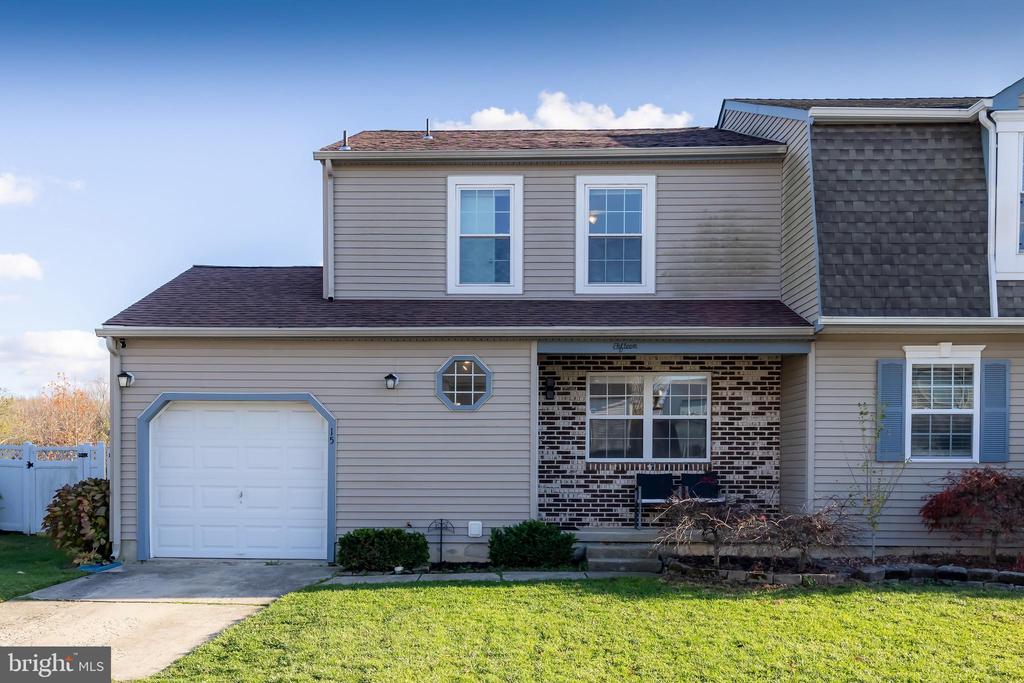 15 FOSTERTOWN LN