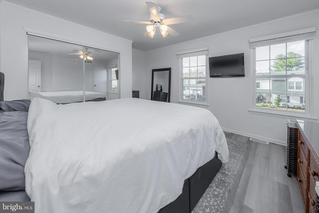 15 FOSTERTOWN LN