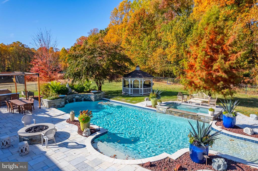 31 Fawn Hollow Ln