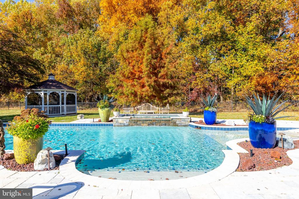 31 Fawn Hollow Ln