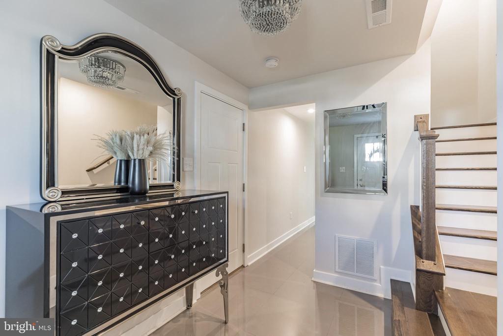 2301 LAMINGTON CT
