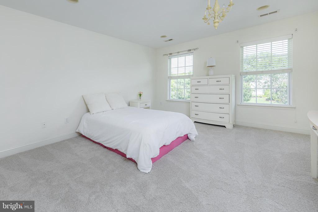 402 Nastasi Ct