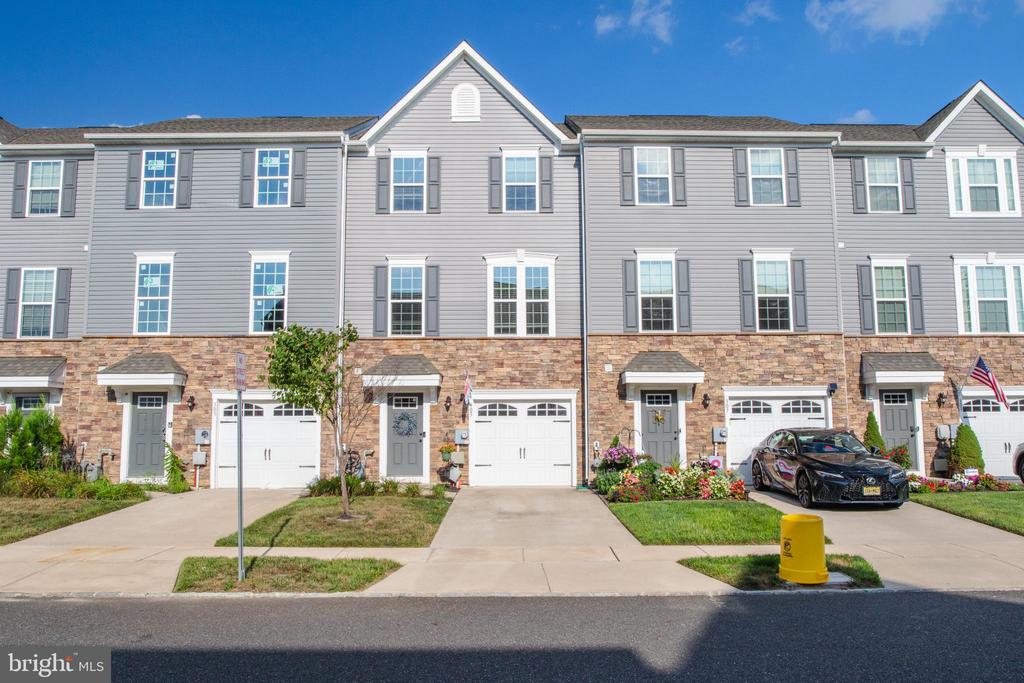 305 PINNACLE PLACE