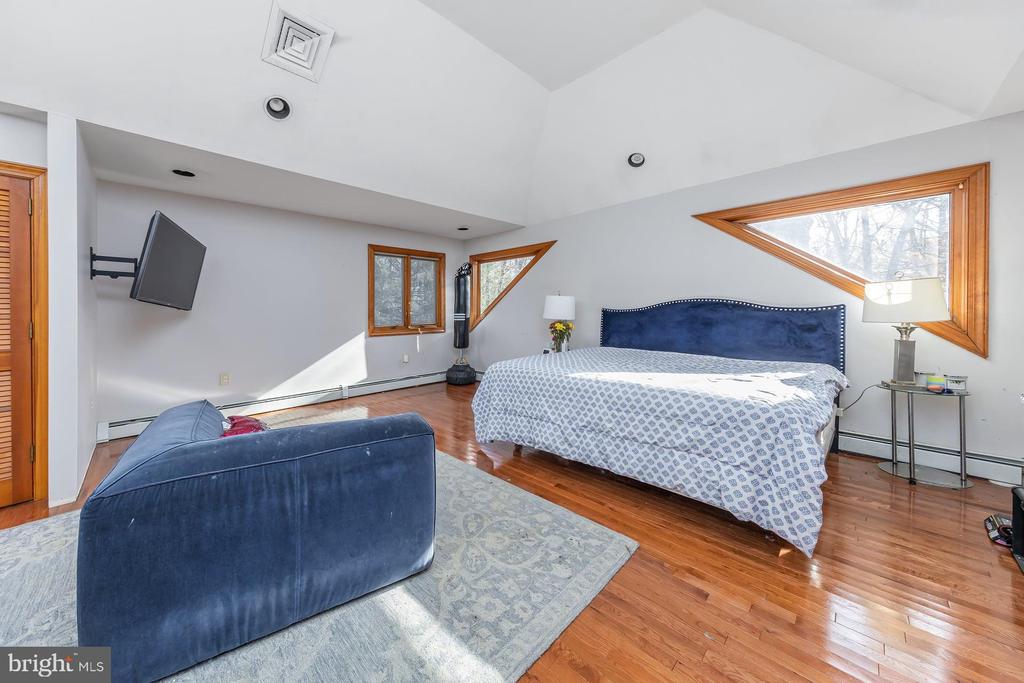 1322 COMMISSIONERS ROAD
