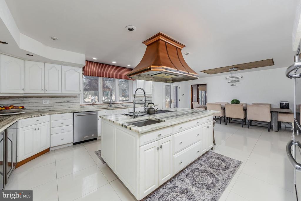1322 COMMISSIONERS ROAD