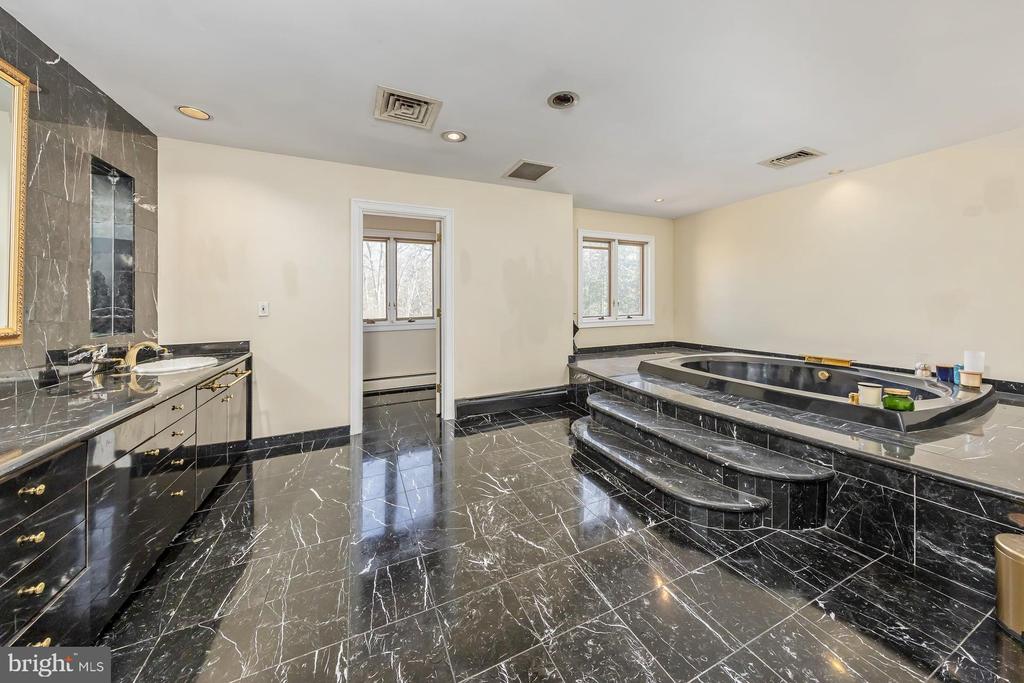 1322 COMMISSIONERS ROAD