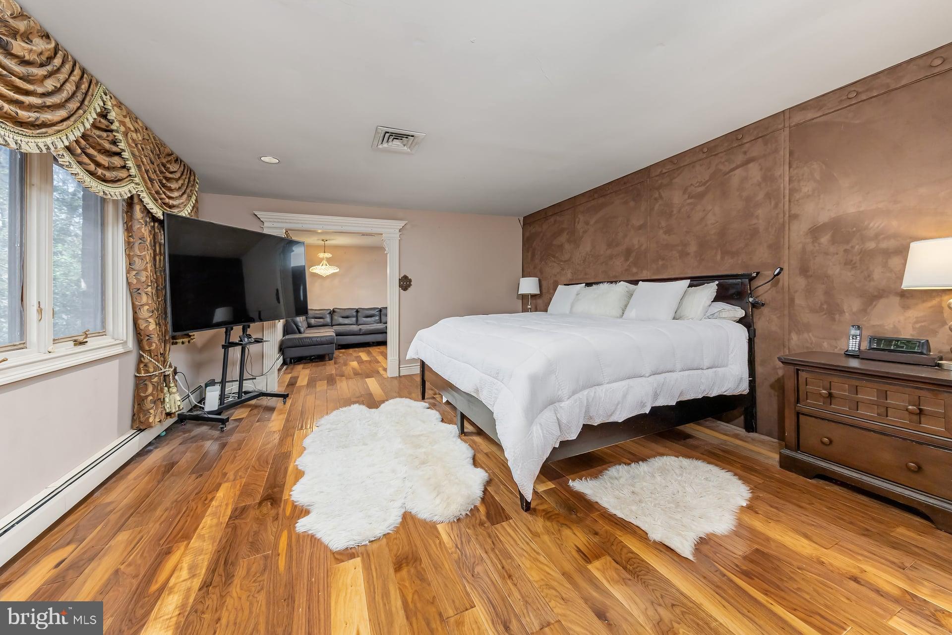 1322 COMMISSIONERS ROAD