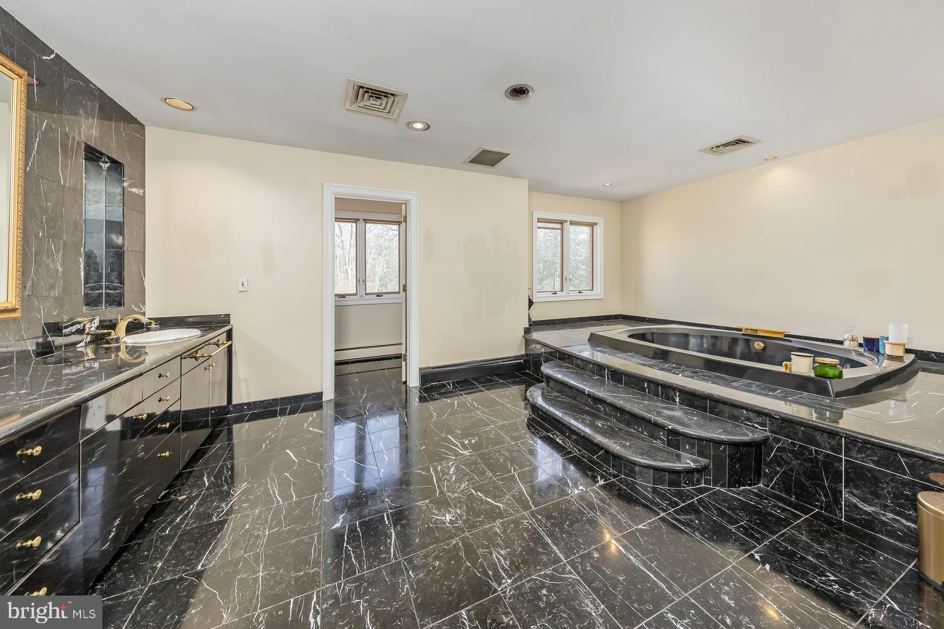 1322 COMMISSIONERS ROAD