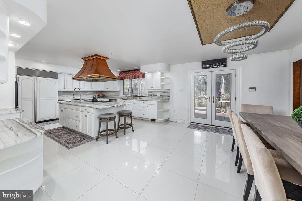 1322 COMMISSIONERS ROAD