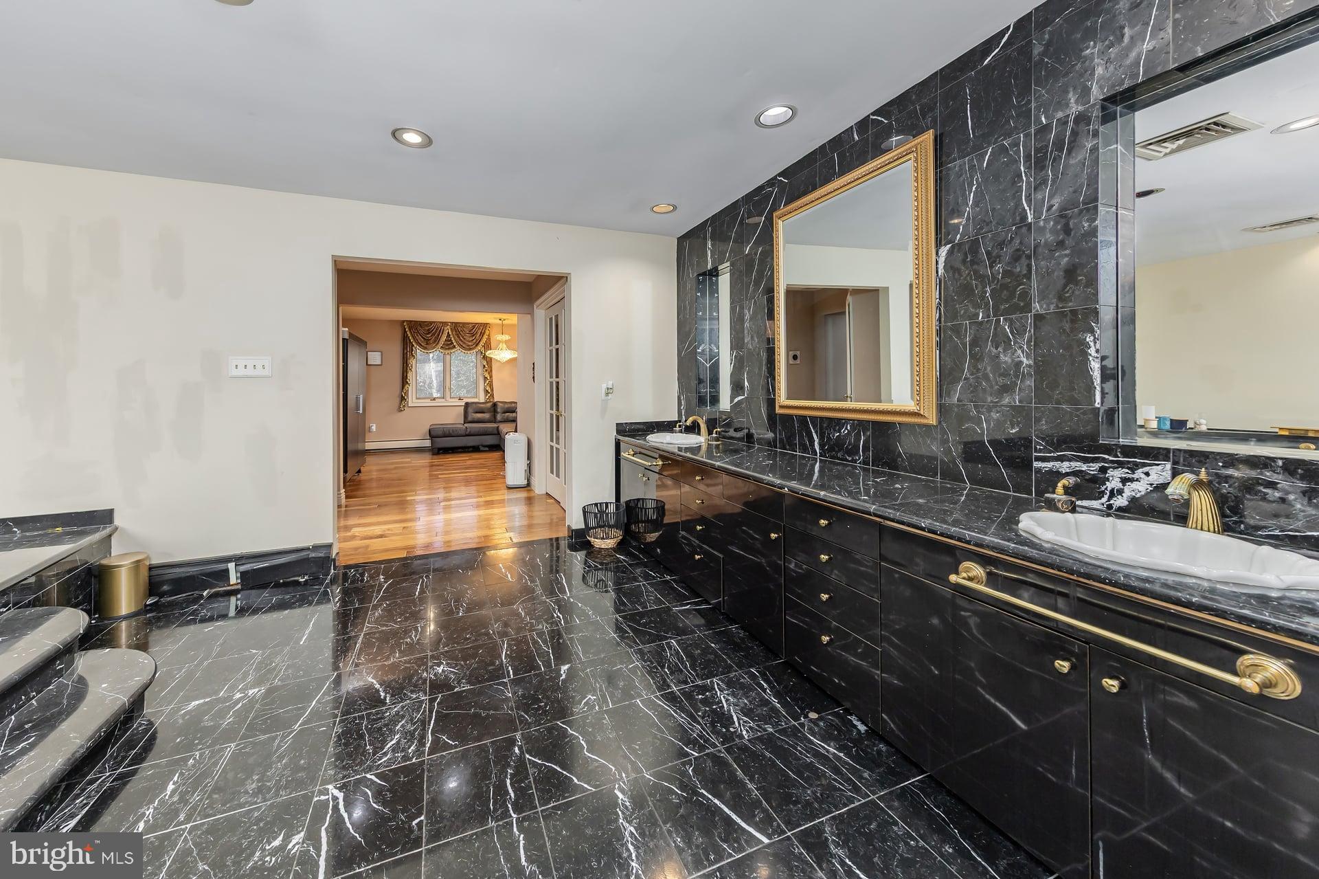 1322 COMMISSIONERS ROAD