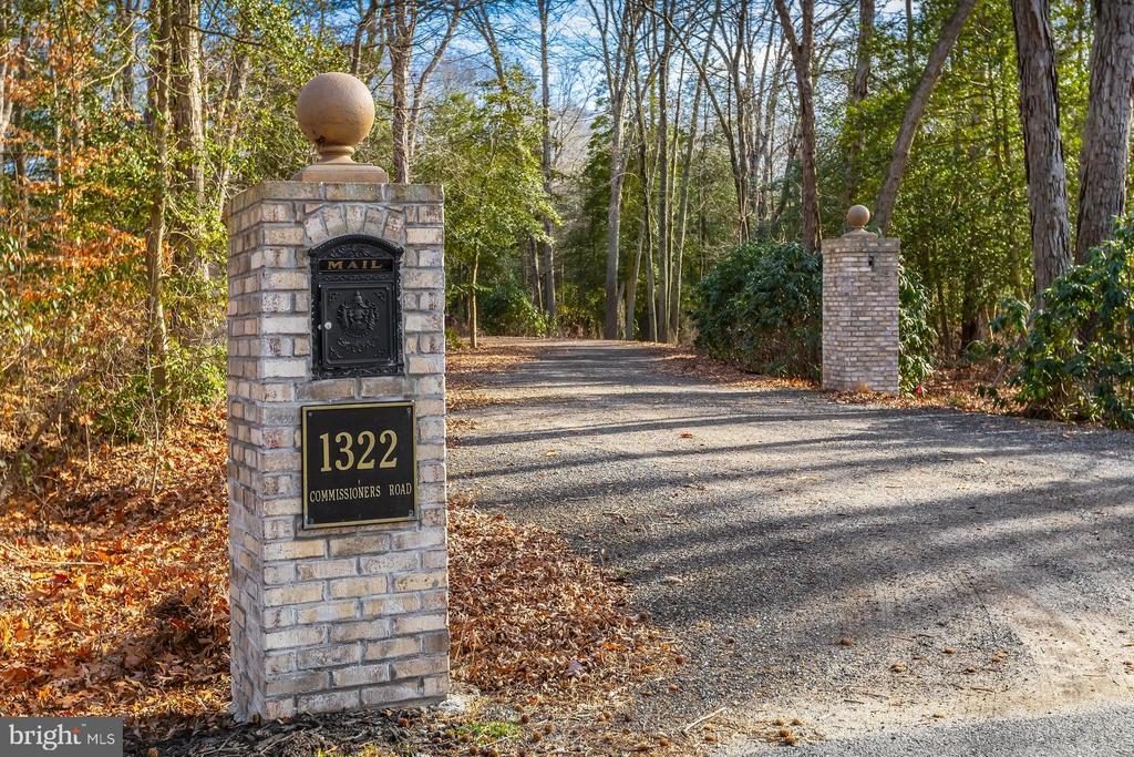 1322 COMMISSIONERS ROAD