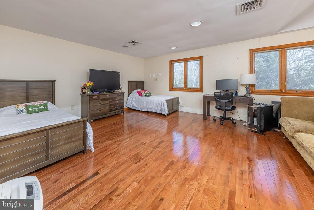 1322 COMMISSIONERS ROAD