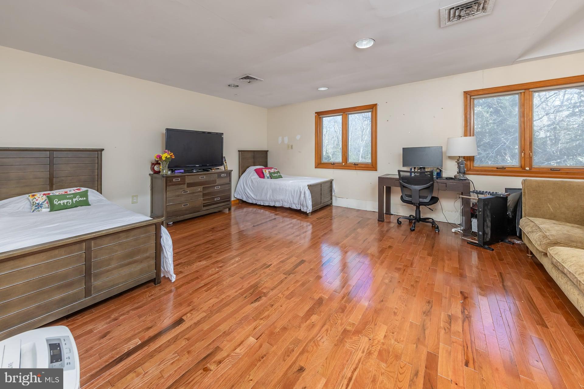 1322 COMMISSIONERS ROAD