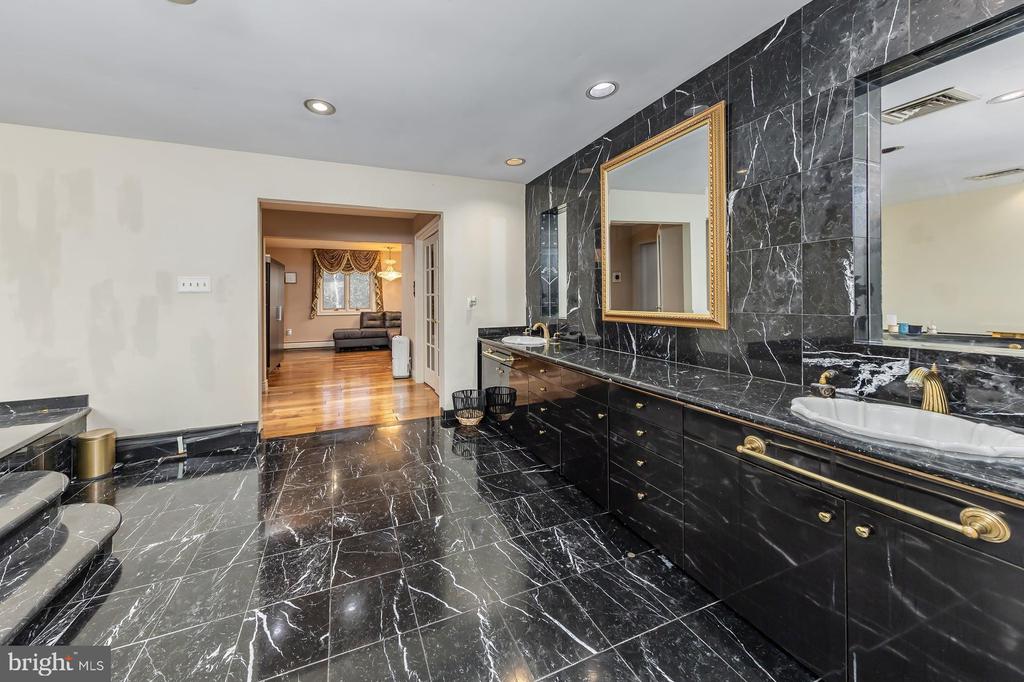 1322 COMMISSIONERS ROAD