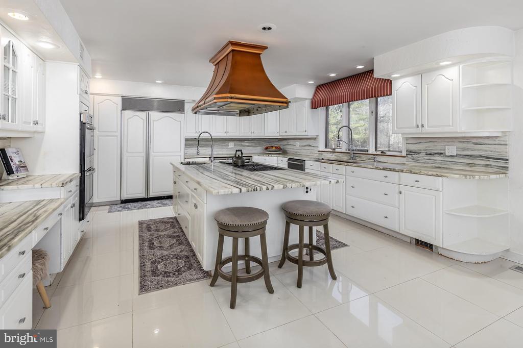 1322 COMMISSIONERS ROAD